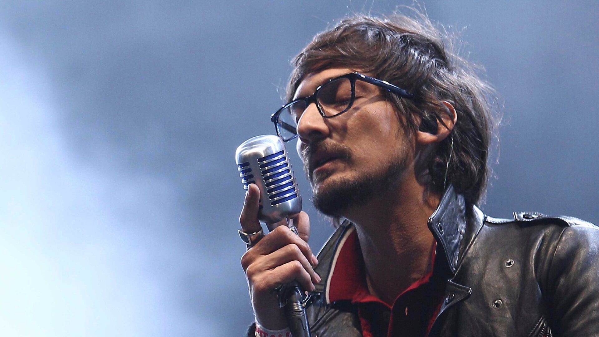 ARCHIVO - El vocalista de Zoé, León Larregui, se presenta durante el festival Vive Latino en la Ciudad de México, el 23 de marzo de 2012. (Foto AP/Christian Palma, archivo)