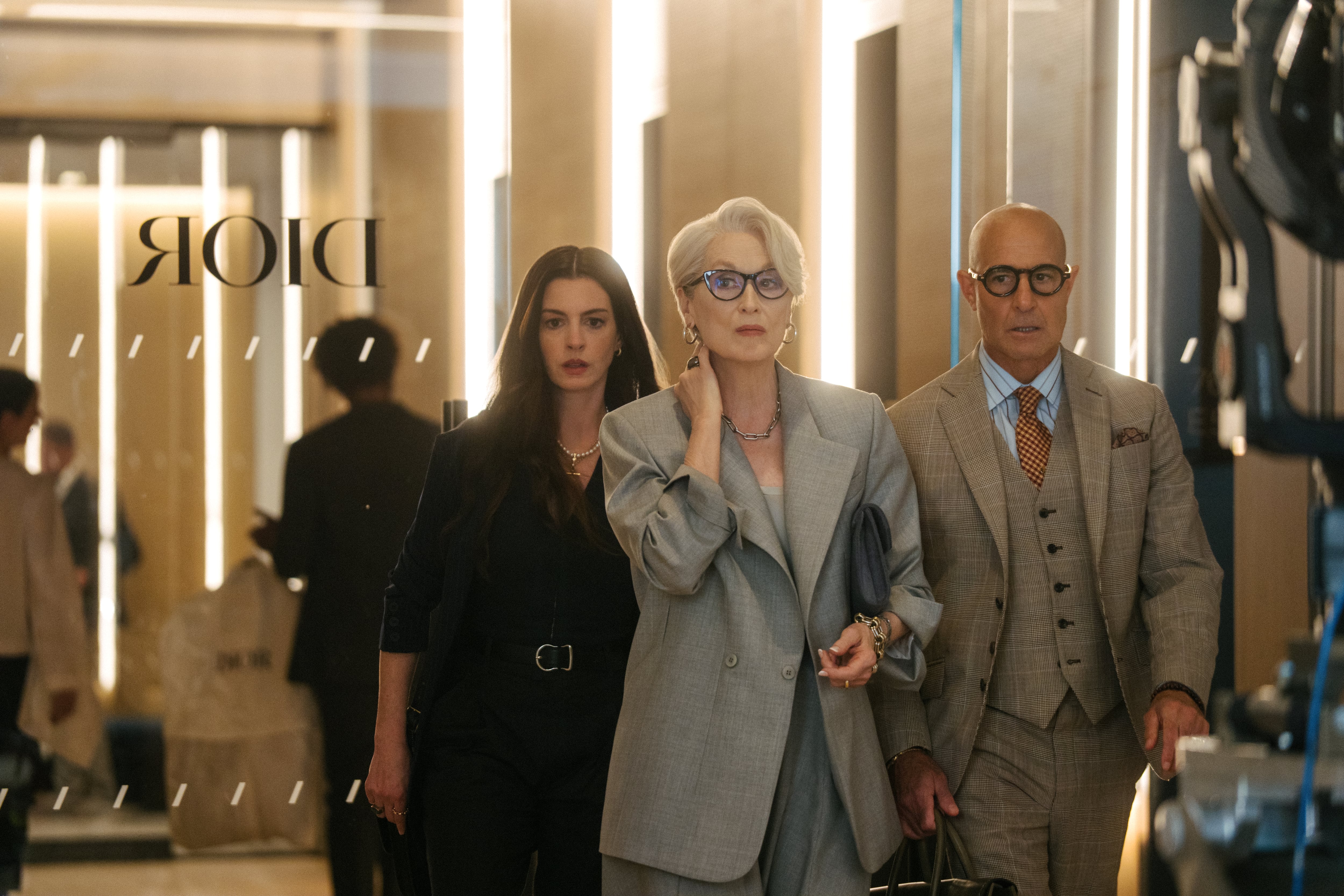 De izquierda a derecha, Anne Hathaway como Andy Sachs, Meryl Streep como Miranda Priestly y Stanley Tucci como Nigel Kipling in