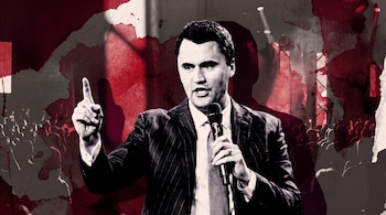 Ilustración en tonos rojos de Charlie Kirk en traje, sosteniendo un micrófono y señalando hacia arriba frente a siluetas.