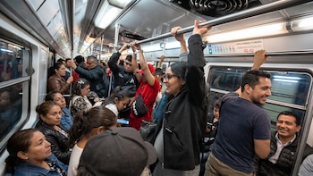 Embarazada viaja de pie en el Metro de la Ciudad de México y desata polémica: nadie le cede el asiento reservado