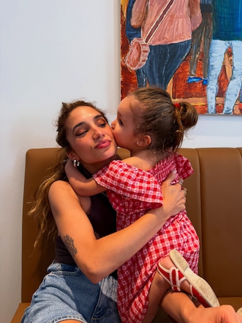 El amor de madre e hija: Melody, Venezia y la postal más tierna durante una parada en el viaje
