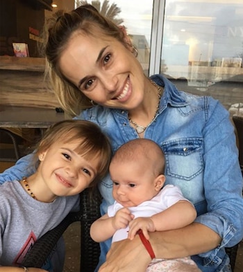 Chechu Bonelli con sus hijas,