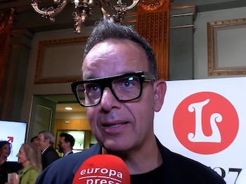 Ángel Llàcer durante la inauguración de la nueva temporada del Gran Teatre del Liceu de Barcelona.
Ángel Llàcer no quiso perderse la inauguración de la nueva temporada del Gran Teatre del Liceu de Barcelona, una noche marcada por la ópera y en la que el presentador volvió a demostrar que el teatro sigue siendo una de sus grandes pasiones: "La ópera es una cosa que a mí me encanta. Es como la expresión máxima del arte", aseguró, destacando especialmente el trabajo que existe detrás de cada artista: "Detrás de un cantante de ópera hay tanto trabajo sirviendo al arte, que eso a mí me encanta".
EUROPA ESPAÑA SOCIEDAD
EUROPA PRESS REPORTAJES