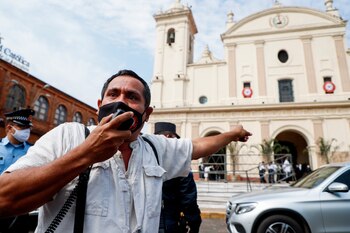 Un manifestante grita consignas hoy