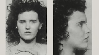 Dos retratos policiales en blanco y negro de Elizabeth Short, una mujer joven con cabello oscuro rizado, mirando de frente y de perfil.