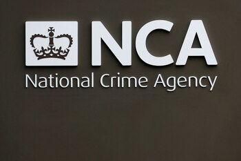 Un cartel en el exterior de la sede de la Agencia Nacional contra el Crimen (NCA) en Londres (REUTERS)