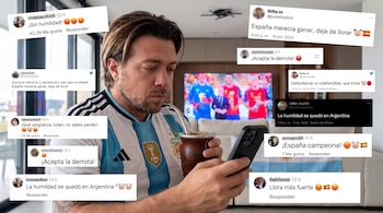 Hombre con camiseta de Argentina, con mate y celular, rodeado de comentarios de redes sociales con textos y banderas de España.