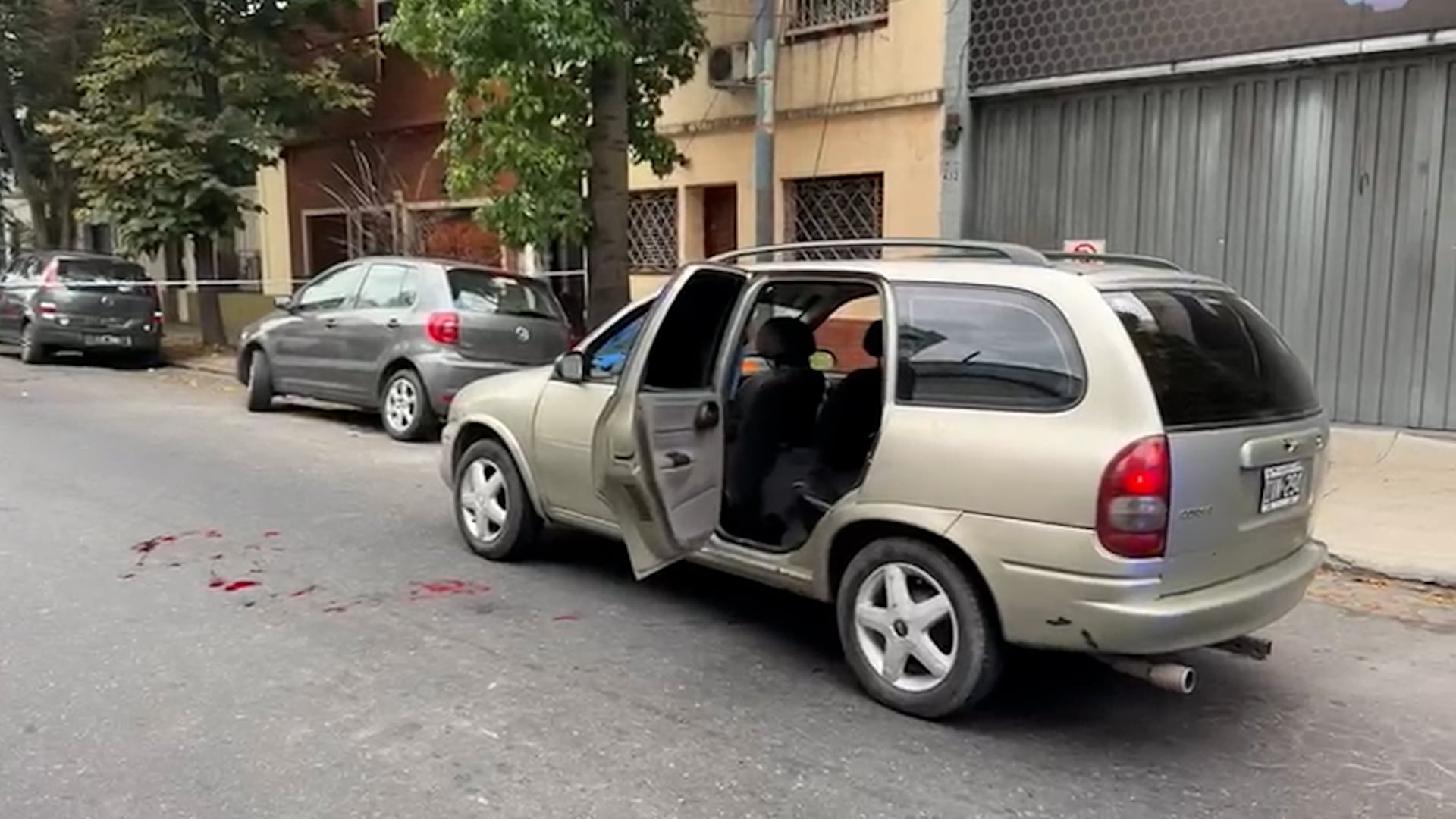 El auto en el que viajaban la mujer policía y los heridos