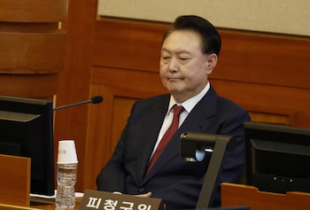 La figura de Yoon también se vio comprometida por su entorno. Su esposa, Kim Keon-hee, fue filmada en secreto aceptando un bolso de diseñador valorado en 2.000 dólares (REUTERS)