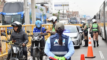 La presencia de vehículos no autorizados en el corredor exclusivo genera retrasos y afecta la seguridad del sistema - Créditos: ATU.