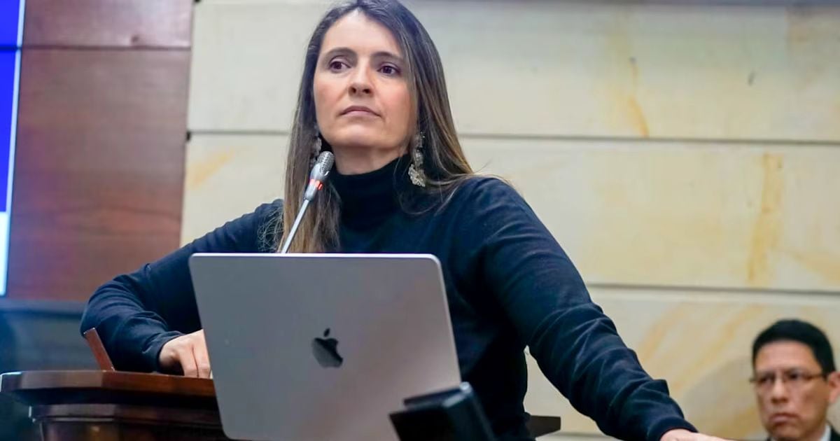La senadora Paloma Valencia lideró los señalamientos sobre presuntos vínculos de funcionarios del Gobierno con disidencias, basados en los archivos de alias ‘Calarcá’.- crédito Prensa Paloma Valencia