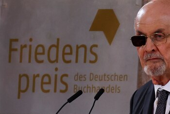 El autor Salman Rushdie durante