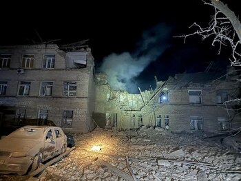 Una vista muestra un hospital dañado tras un ataque con misiles rusos en Selídove, región de Donetsk, Ucrania, en esta imagen obtenida de las redes sociales difundida el 14 de febrero de 2024. Vadym Filashkin vía Telegram/vía REUTERS
