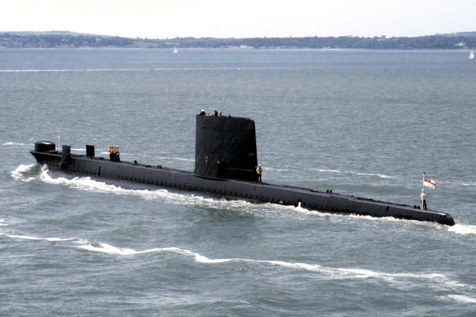 Foto 3: Submarino convencional clase Oberon HMS Onyx, navegando en superficie.