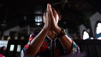 Una feligrés reza (AFP FOTO