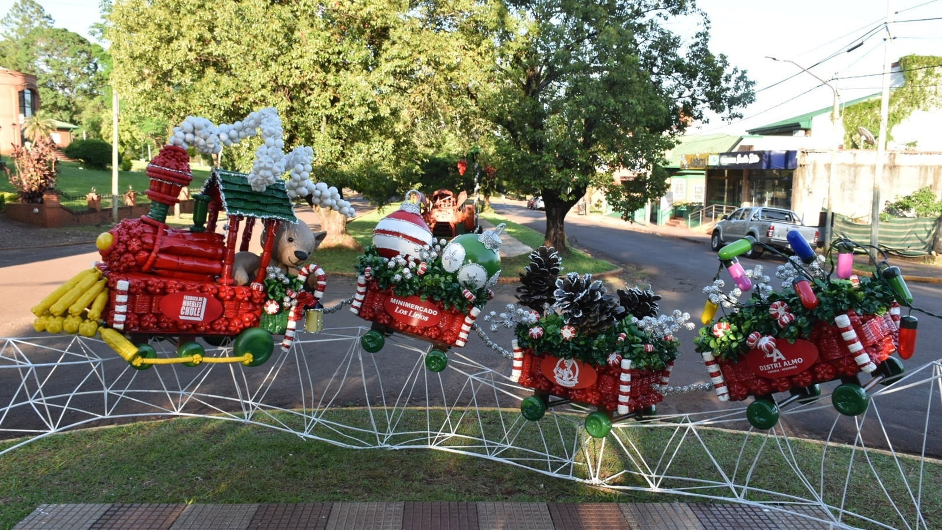 En total, son 20 cuadras íntegramente decoradas con figuras gigantes y arreglos florales monumentales