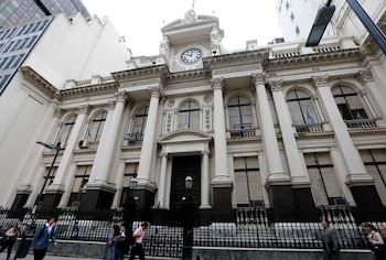 Las reservas disponibles en la entidad monetaria cubrían en 2019 menos del 15% de la demanda potencial de dólares del mercado. (Reuters)