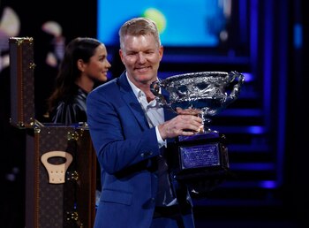Jim Courier con el trofeo