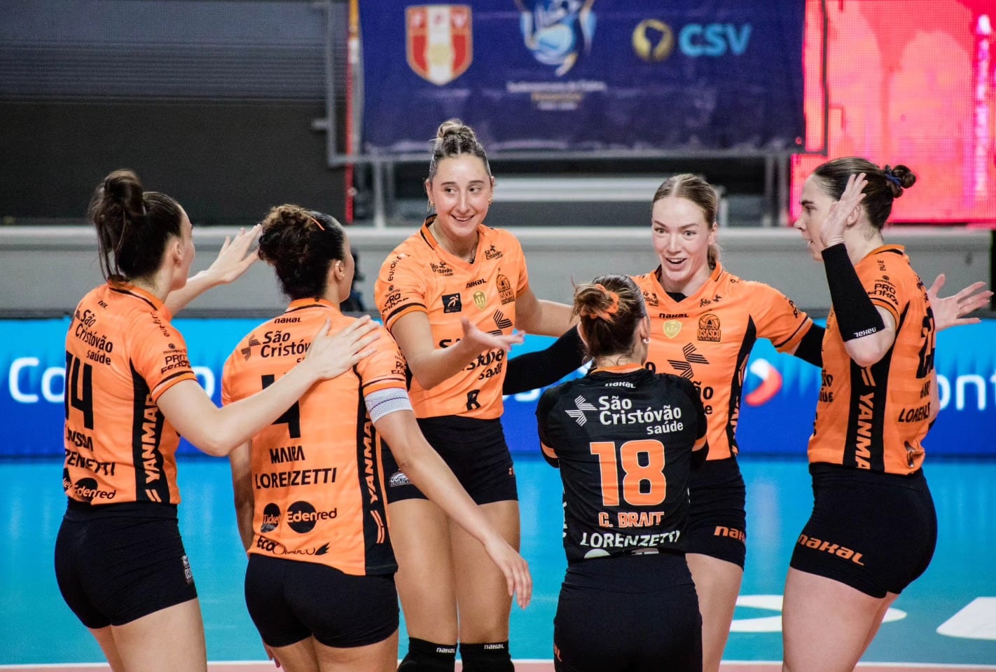 El equipo de voleibol de Osasco celebra en la cancha durante su partido previo a semifinales contra Universidad San Martín en el Sudamericano de Clubes de Vóley 2026. (FPV - Federación Peruana de Vóley)
