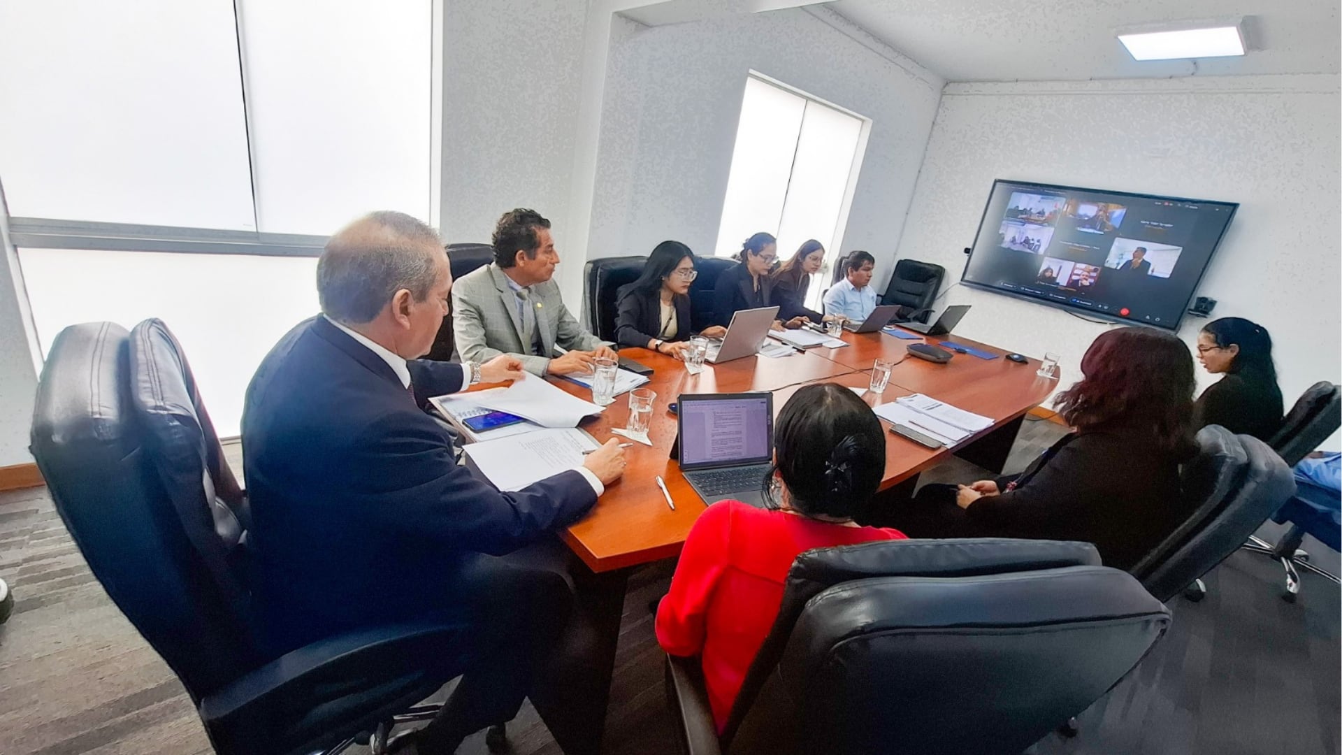 Representantes de las autoridades de migración de Perú, Bolivia, Chile, Colombia y Ecuador participan en una reunión de trabajo sobre seguridad migratoria. (Migraciones)