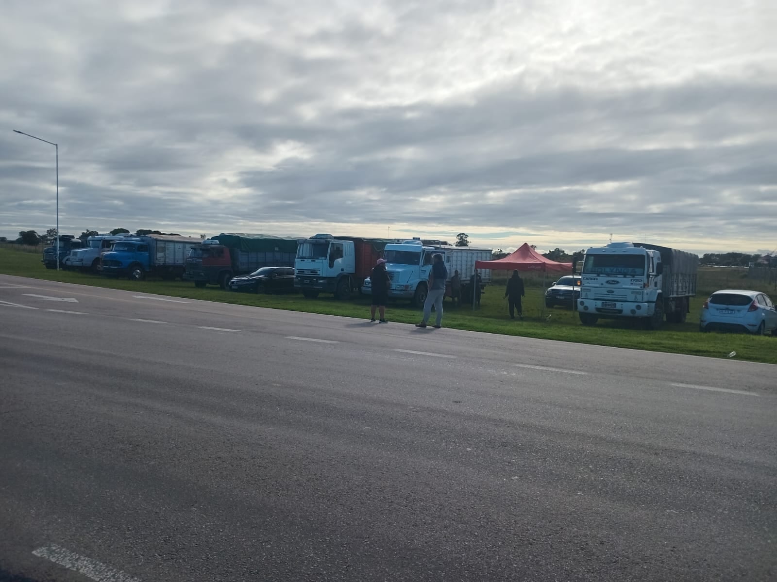 Camiones detenidos en Garré, provincia de Buenos Aires, en medio del conflicto que interrumpe la descarga de granos en plena cosecha