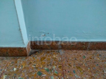 Discutió con su vecina por una pared con humedad, la demandó y perdió: un peritaje definió el caso
