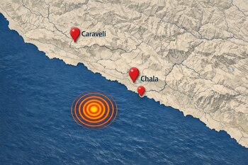 Mapa de la costa sur de Perú que muestra la región de Arequipa, las localidades de Chala y Caravelí con pines rojos, y el epicentro de un sismo offshore con ondas naranjas.