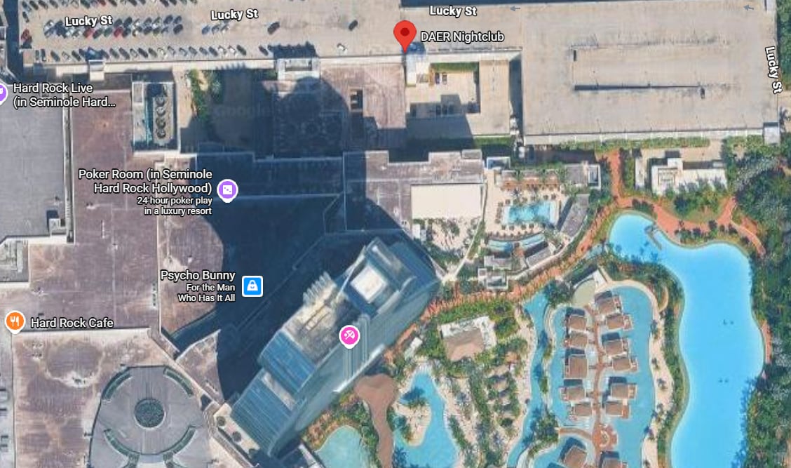 El colapso ocurrió cerca de las 19:00 en un área exterior del club DAER y obligó a cerrar ese sector del local (Google Maps)