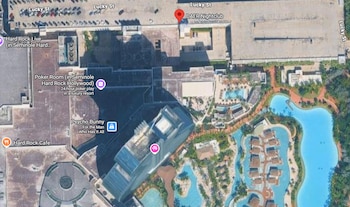 Mapa de satélite do Hard Rock Hotel em Hollywood, Flórida, com alfinetes vermelhos na boate DAER, prédio, piscina, estacionamento e Lucky St.