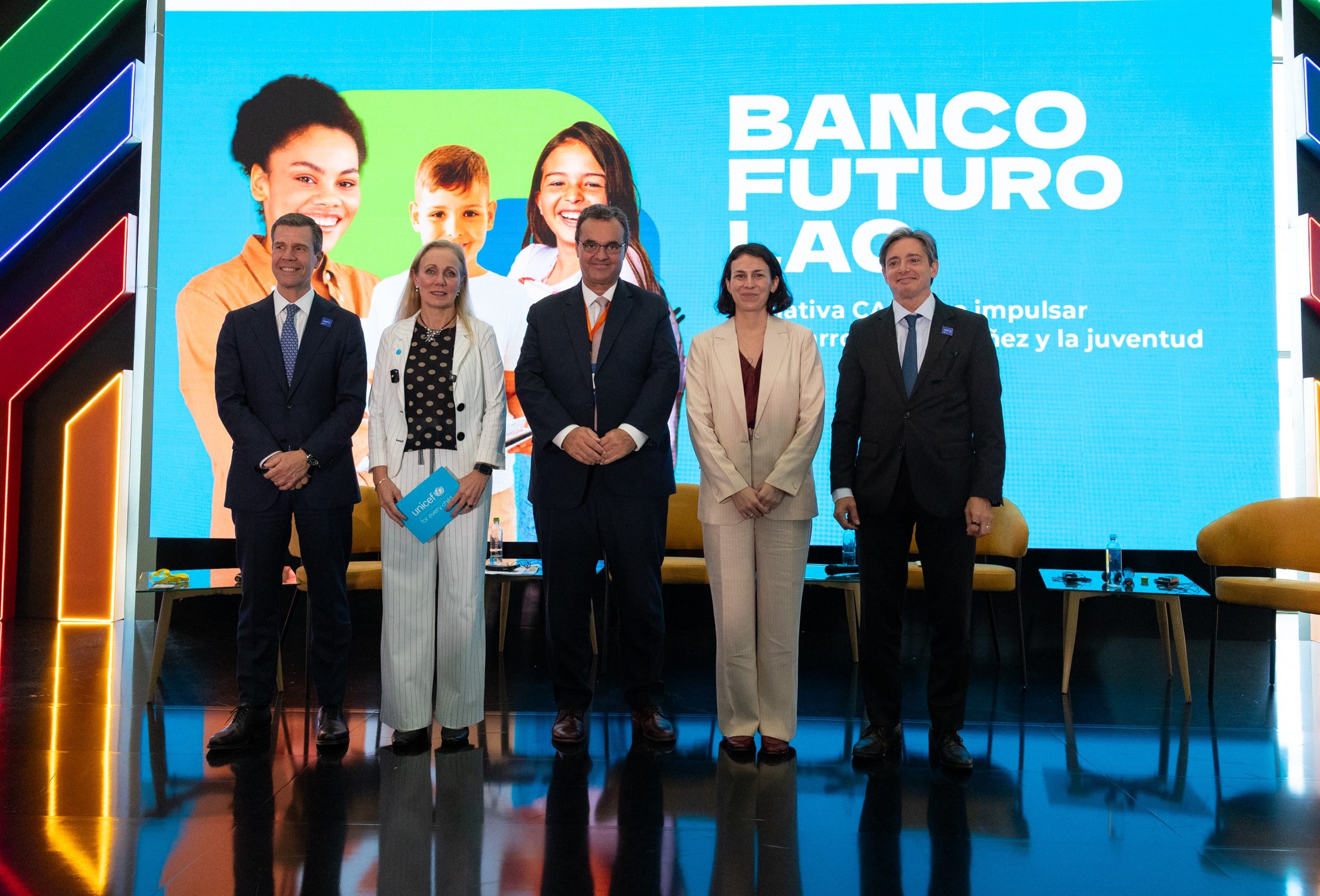 De izquierda a derecha, Gabriel Felpeto, Vicepresidente de Finanzas de CAF, Kitty van der Heijden, Directora Ejecutiva Adjunta de UNICEF, Pablo Bartol, Gerente de Desarrollo Humano y Social de CAF, Isabella Luksic Vicepresidenta de Fundación Luksic y Christian Asinelli, Vicepresidente Corporativo de Programación Estratégica de CAF, durante el evento de lanzamiento del Primer Bono Social de CAF. Cortesía