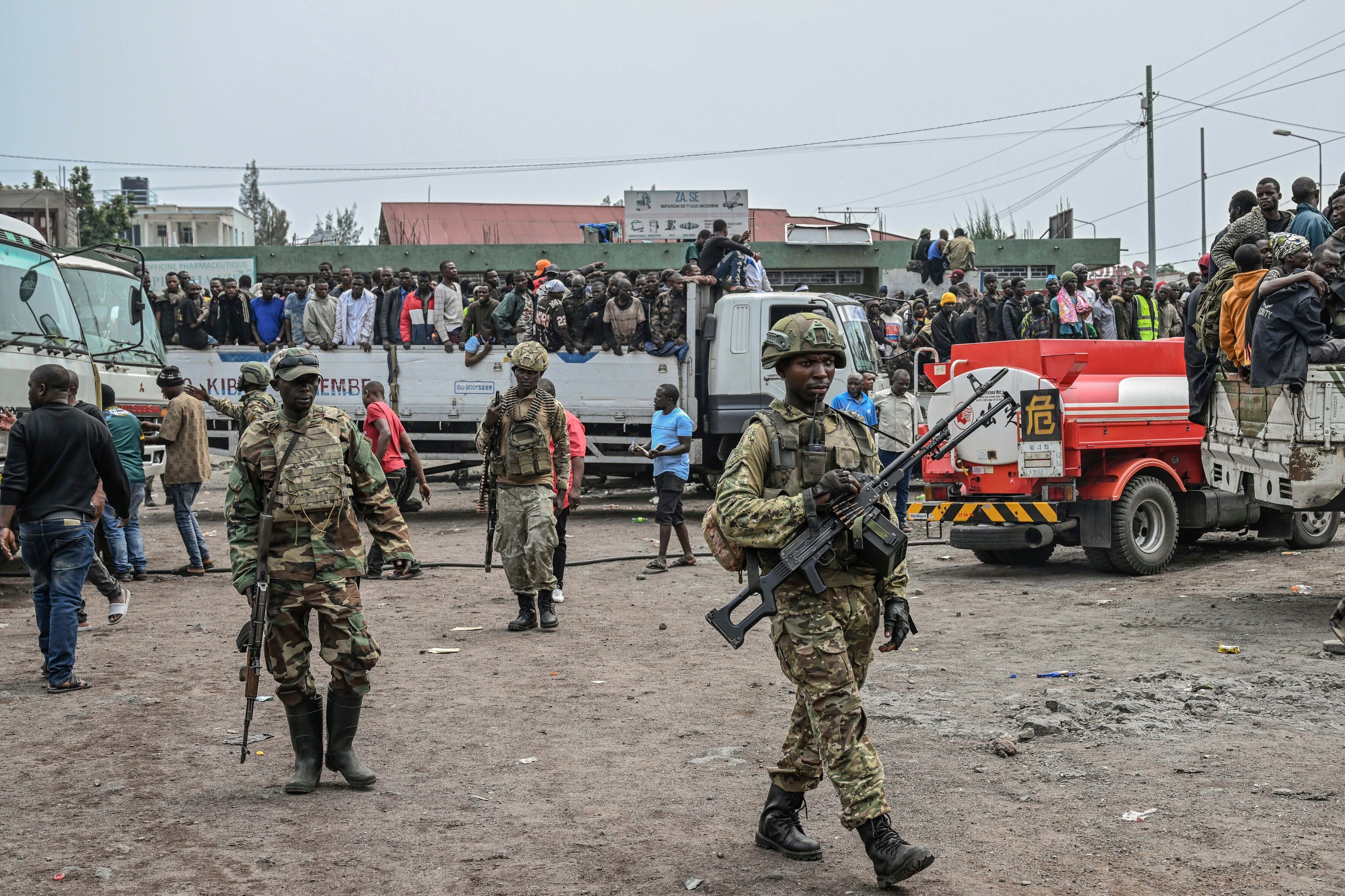 Rebeldes del M23 escoltan a soldados y policías del gobierno que se rindieron en un lugar no revelado en Goma, República Democrática del Congo, el jueves 30 de enero de 2025. (Foto AP/Moses Sawasawa, archivo)