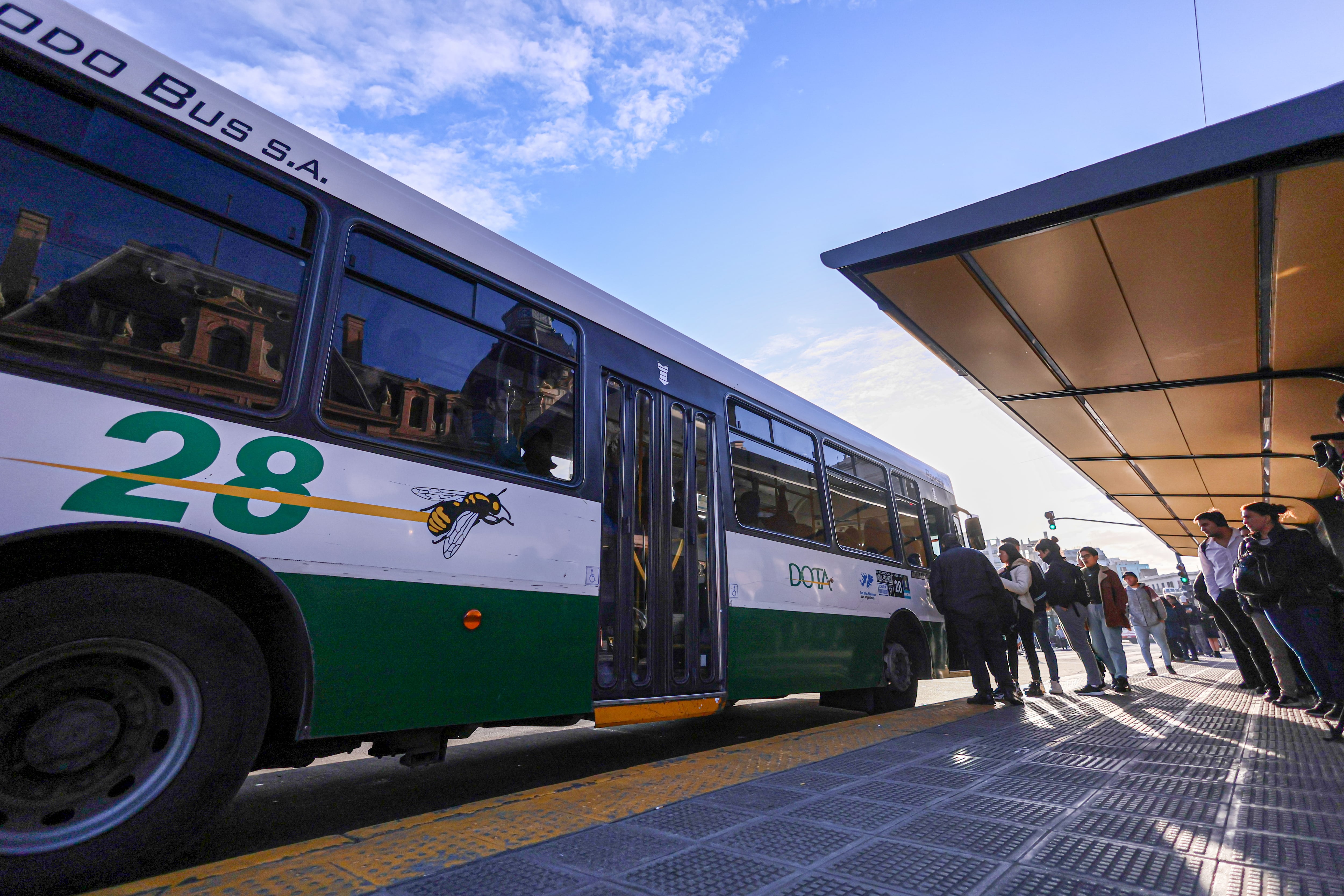 El atraso en los pagos y la reducción de subsidios llevan a las empresas a postergar la renovación de flota y el mantenimiento de colectivos (Luciano González)