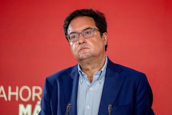 07/08/2026 El secretario general del PSOE de Madrid y ministro para la Transformación Digital y de la Función Pública, Óscar López, durante una rueda de prensa, en la sede del PSOE, a 7 de agosto de 2026, en Madrid (España). El PSOE de Madrid va a interponer este viernes una denuncia ante la Fiscalía de Delitos Económicos de Madrid contra el consejo de administración de Planifica Madrid por la compra del "ático de lujo" en Chamberí.
POLITICA
Ricardo Rubio - Europa Press