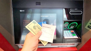 Extraer dólares con una tarjeta