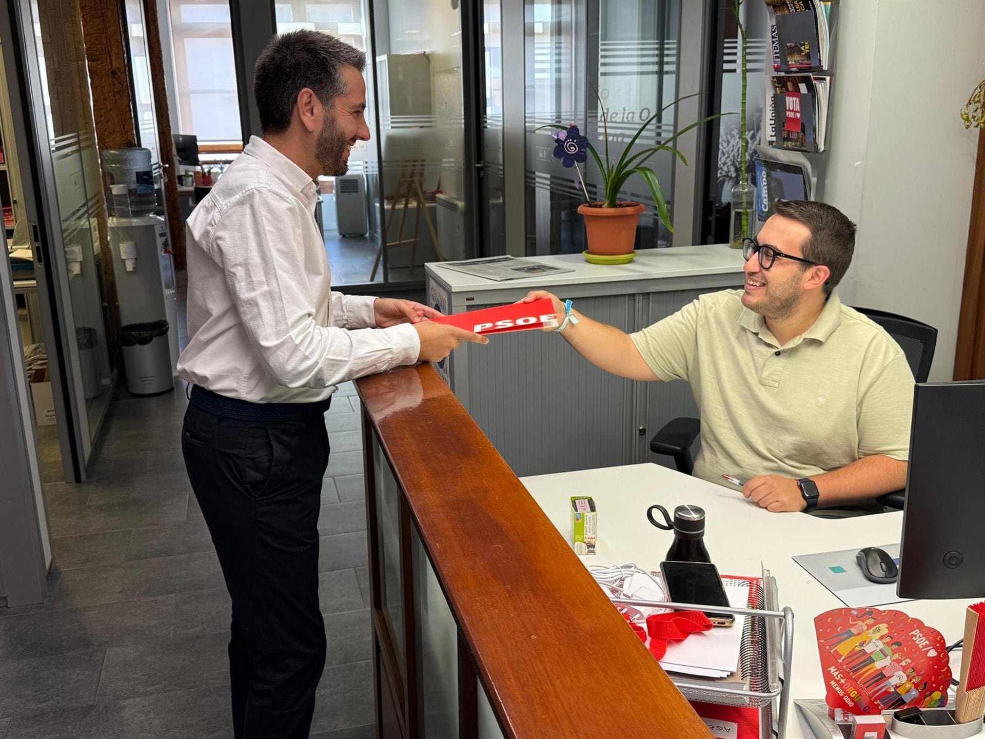 05/09/2026 El secretario general del PSOE riojano, Javier García.
El secretario general del Partido Socialista en La Rioja, y portavoz del Grupo Parlamentario, Javier García, ha formalizado su precandidatura por este partido a la Presidencia del Gobierno en La Rioja para las elecciones autonómicas del 2027.
POLITICA
PSOE