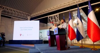 La conferencia de Nayib Bukele fue en presencia de los representantes del gobierno electo de Chile (captura de pantalla desde la transmisión de Nayib Bukele)