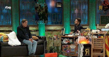 Durante la entrevista, el poeta comparó su salario público con los ingresos del sector privado y destacó su compromiso ético
