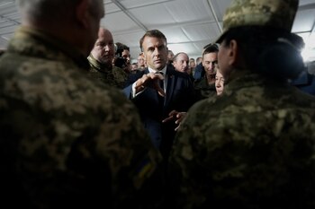 Macron habla con soldados ucranianos (Thibault Camus/via REUTERS)