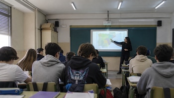 La vuelta al cole arranca con una asignatura pendiente: profesores y trabajadores de la educación no cobran casi nueve de cada diez horas extra