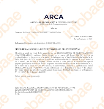 Primer plano de un documento oficial impreso en español, mostrando el logo de ARCA y detalles de la notificación de exoneración de Ricardo Echegaray