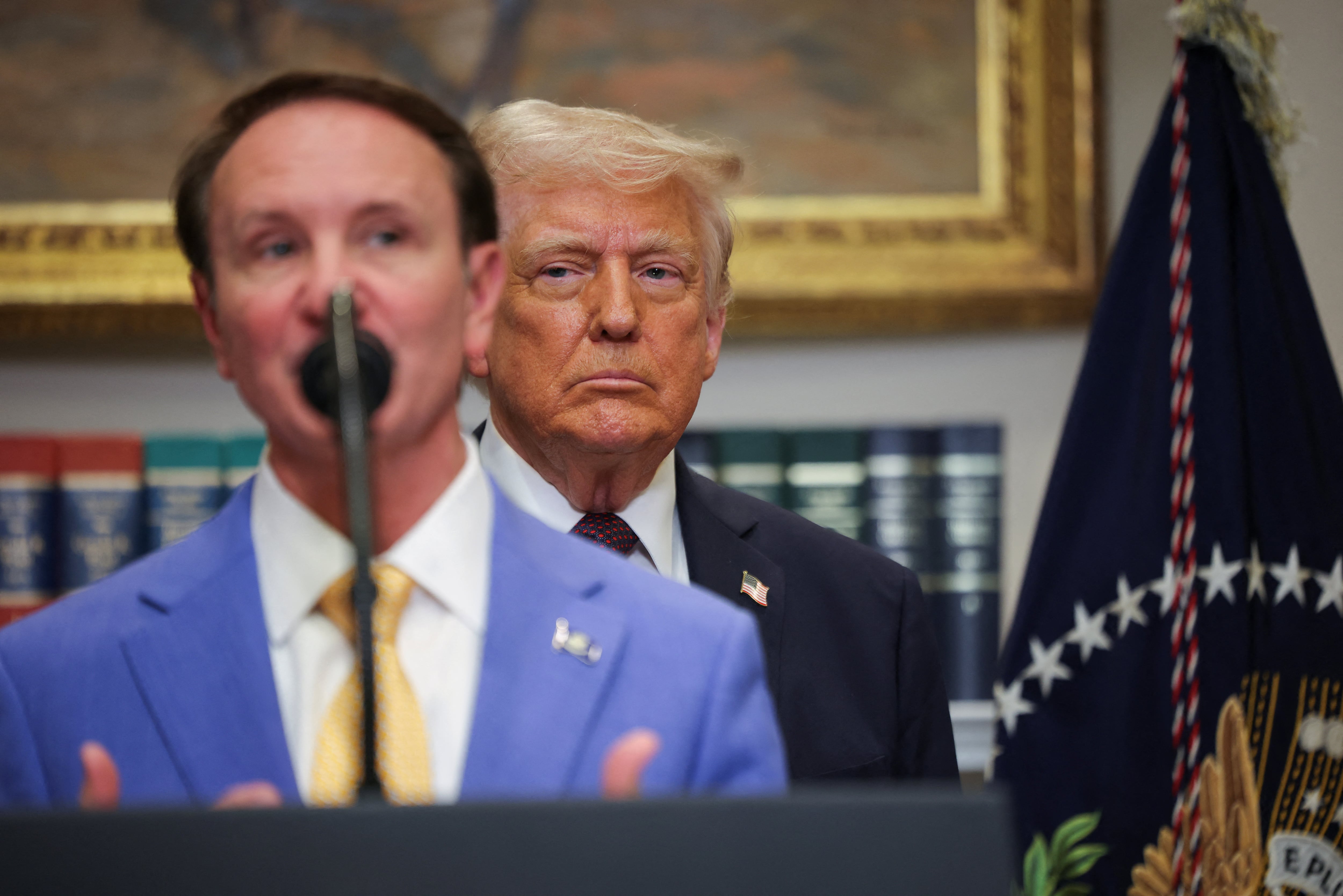 El presidente de Estados Unidos, Donald Trump, escucha al gobernador de Luisiana, Jeff Landry, durante su intervención en la Sala Roosevelt de la Casa Blanca, en Washington D. C., Estados Unidos, el 24 de marzo de 2025 (REUTERS/Carlos Barria)