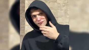 Qué significa el término farmear y cuáles son los gestos que hacen los jóvenes en los videos