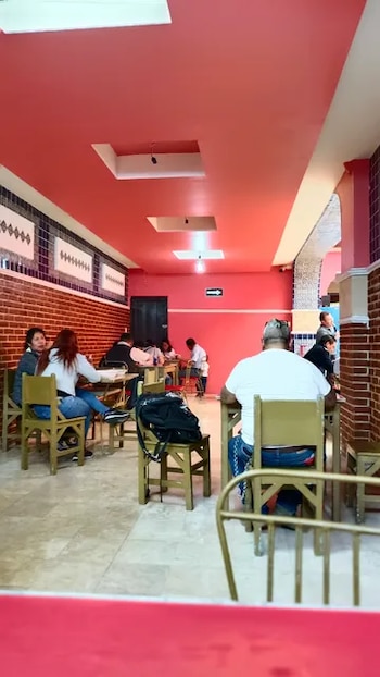 Profeco colocó sellos de suspensión en la sucursal del restaurante Caldos Angelita en el Centro Histórico de Puebla. (TikTok)