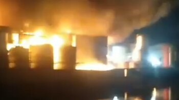 Impactante incendio en una refinería de grasas en Quilmes: los bomberos trabajan para contener las llamas