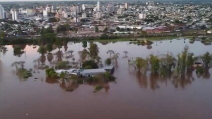 Crecida del Río Uruguay en Entre Ríos: en Pueblo Liebig, una ruta quedó bajo el agua y obligó a suspender las clases