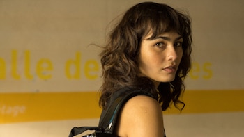 Una joven viaja a la