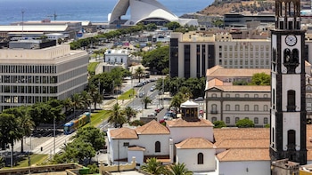 Los Sabandeños abren la espera musical que ameniza la llegada de León XIV al Puerto de Santa Cruz de Tenerife