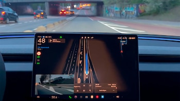 Un país europeo aceptó la conducción autónoma de Tesla: qué falta para que sea posible en la Argentina