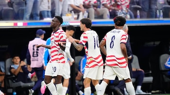 La FIFA permite jugar al goleador de Estados Unidos Balogun pese a su tarjeta roja