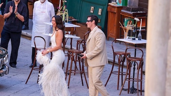 El vestido de plumas que Dua Lipa lució junto a Callum Turner en su boda de tres días en Sicilia
